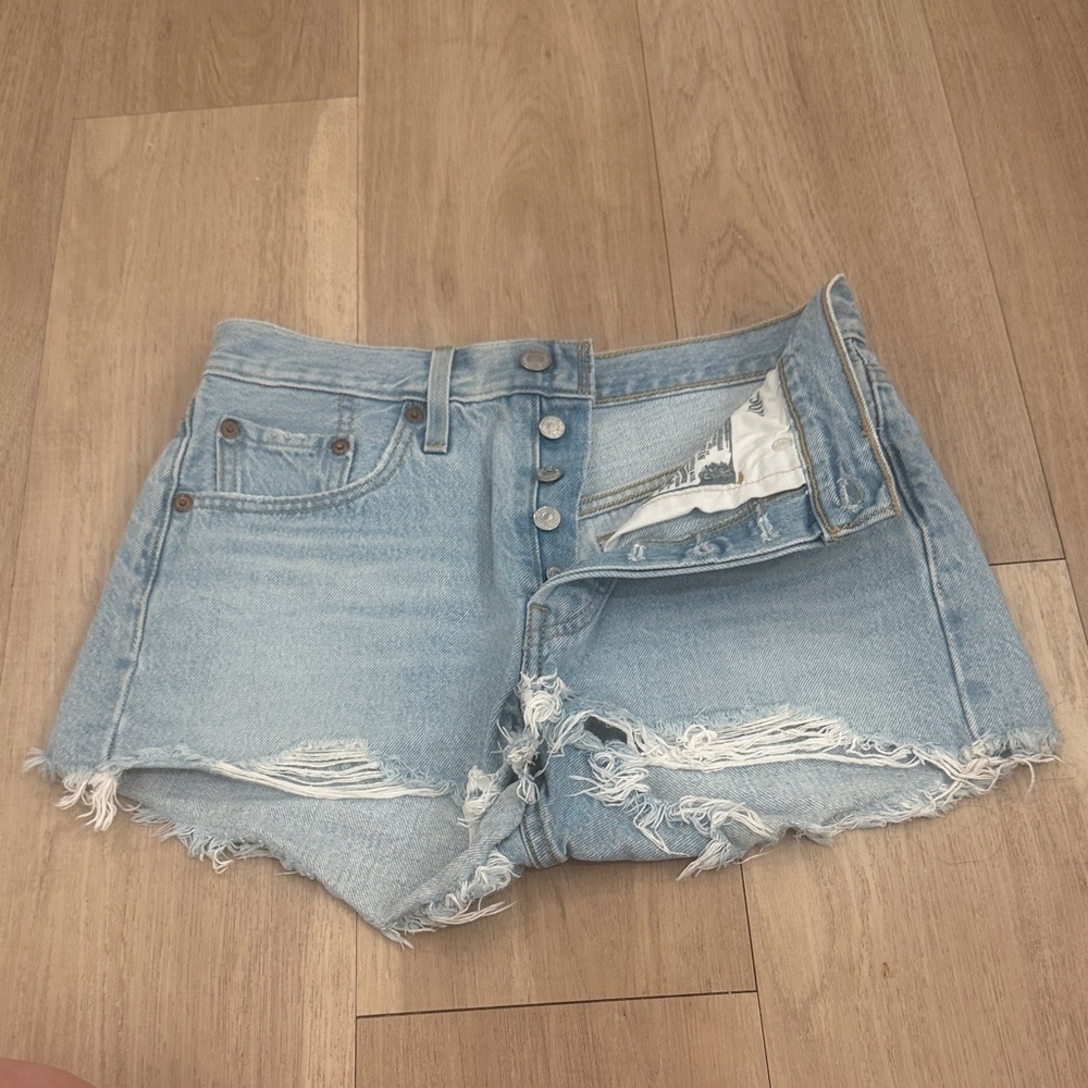 ⭐️LEVIS Women's Light Blue Distressed Denim Shorts